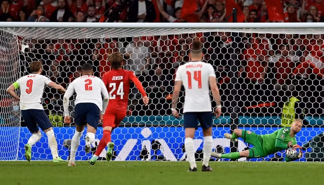 Schmeichel bi chieu laser vao mat trong luc bat penalty