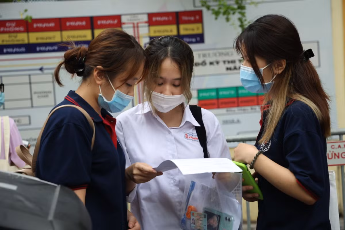 Ngay thu 2 ky thi tot nghiep THPT nam 2021: Thi sinh lam bai thi to hop