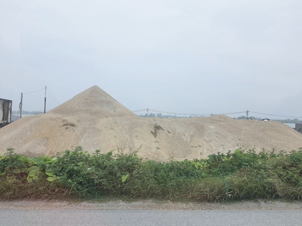 Nam Dinh: Hanh lang de Huu Hong bi “xe thit” nghiem trong-Hinh-3