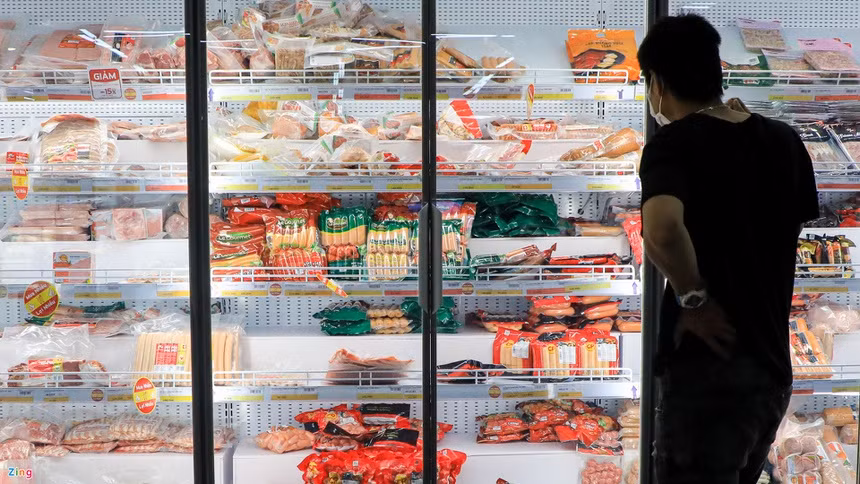 TP HCM: Nguoi dan tiep tuc do ra cho, sieu thi truoc gio gian cach-Hinh-3