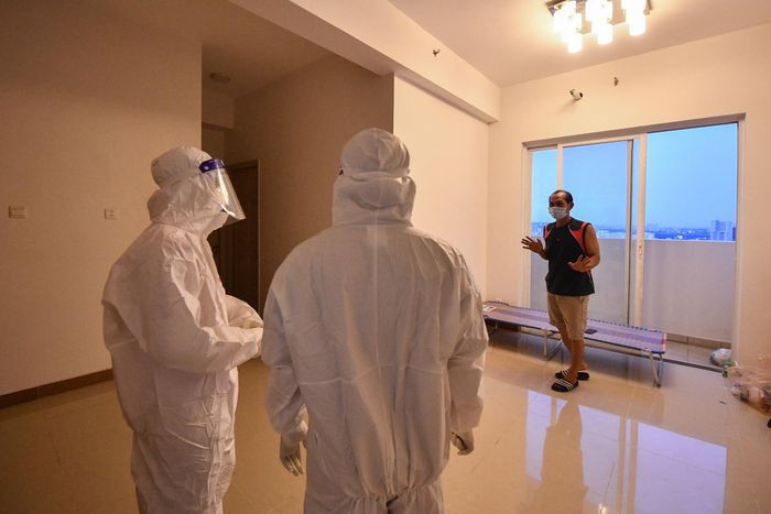 Những F0 tại bệnh viện đa phần là không có triệu chứng hoặc triệu chứng nhẹ, các bác sĩ hướng dẫn bệnh nhân chăm sóc bản thân, giám sát qua điện thoại, thăm khám trực tiếp và hỗ trợ các loại thuốc nâng cao đề kháng và điều trị triệu chứng tạm thời.