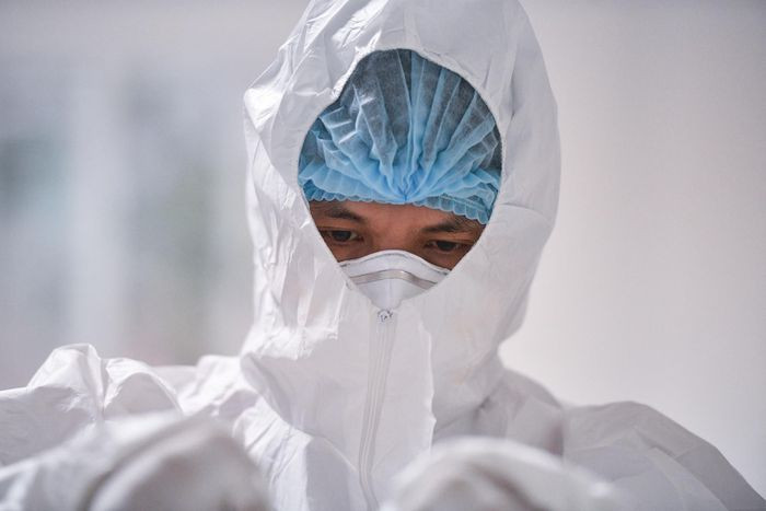 Theo điều dưỡng trưởng Nguyễn Ngọc Thu, tùy mỗi căn của chung cư mà sẽ bố trí 1-3 bệnh nhân, mỗi người một phòng riêng. Các bệnh nhân được yêu cầu không nói chuyện, tiếp xúc và sinh hoạt chung.