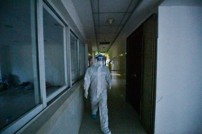 Phía bên trong, nhân viên y tế bắt đầu kiểm tra phòng bệnh của F0 mới được chuyển đến. Trong buổi chiều 7/7, bệnh viện đã hoàn tất tiếp nhận 150 bệnh nhân.