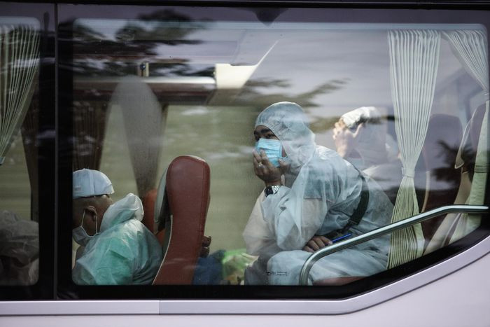 Theo ghi nhận của Zing lúc 17h, bên ngoài tòa nhà được đặt bảng hiệu Bệnh viện Dã chiến Điều trị COVID-19 số 3. Nhiều xe khách cùng xe cứu thương nối đuôi nhau đưa bệnh nhân tới.