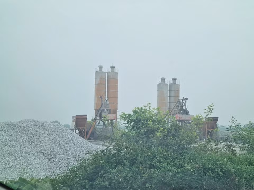 Nam Dinh: Hanh lang de Huu Hong bi “xe thit” nghiem trong-Hinh-6