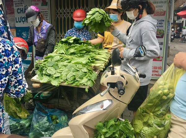 TP HCM: Nguoi dan tiep tuc do ra cho, sieu thi truoc gio gian cach-Hinh-2