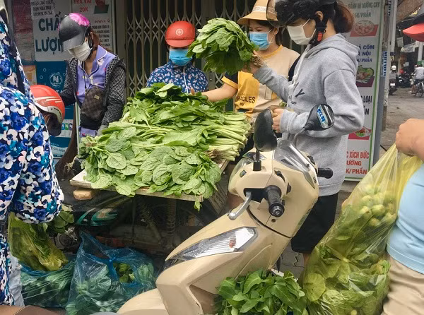 TP HCM: Nguoi dan tiep tuc do ra cho, sieu thi truoc gio gian cach-Hinh-2