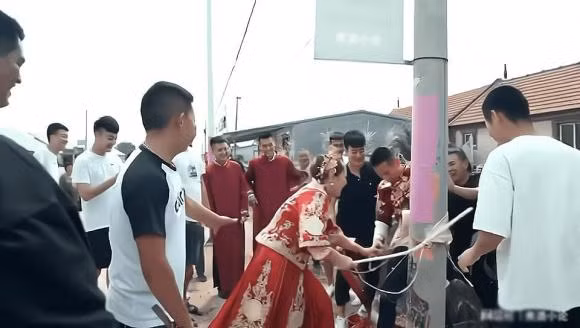 Chu re bi trai nha gai troi vao cot dien, co dau vac gay giai vay-Hinh-5