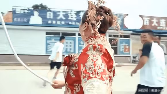 Chu re bi trai nha gai troi vao cot dien, co dau vac gay giai vay-Hinh-4