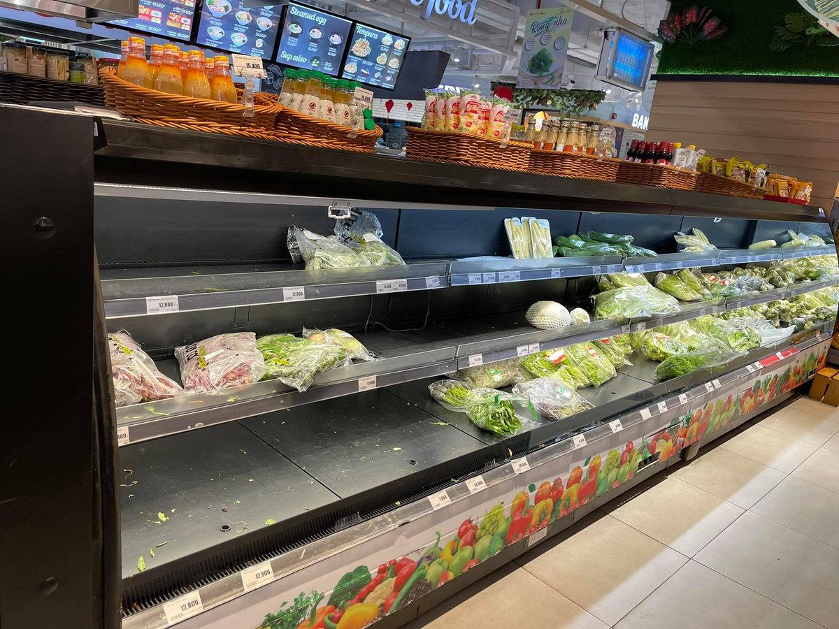 Tại một siêu thị nằm trong trung tâm thương mại trên địa bàn quận Cầu Giấy (Hà Nội), các sản phẩm rau củ quả nhanh chóng được người dân mua sạch.