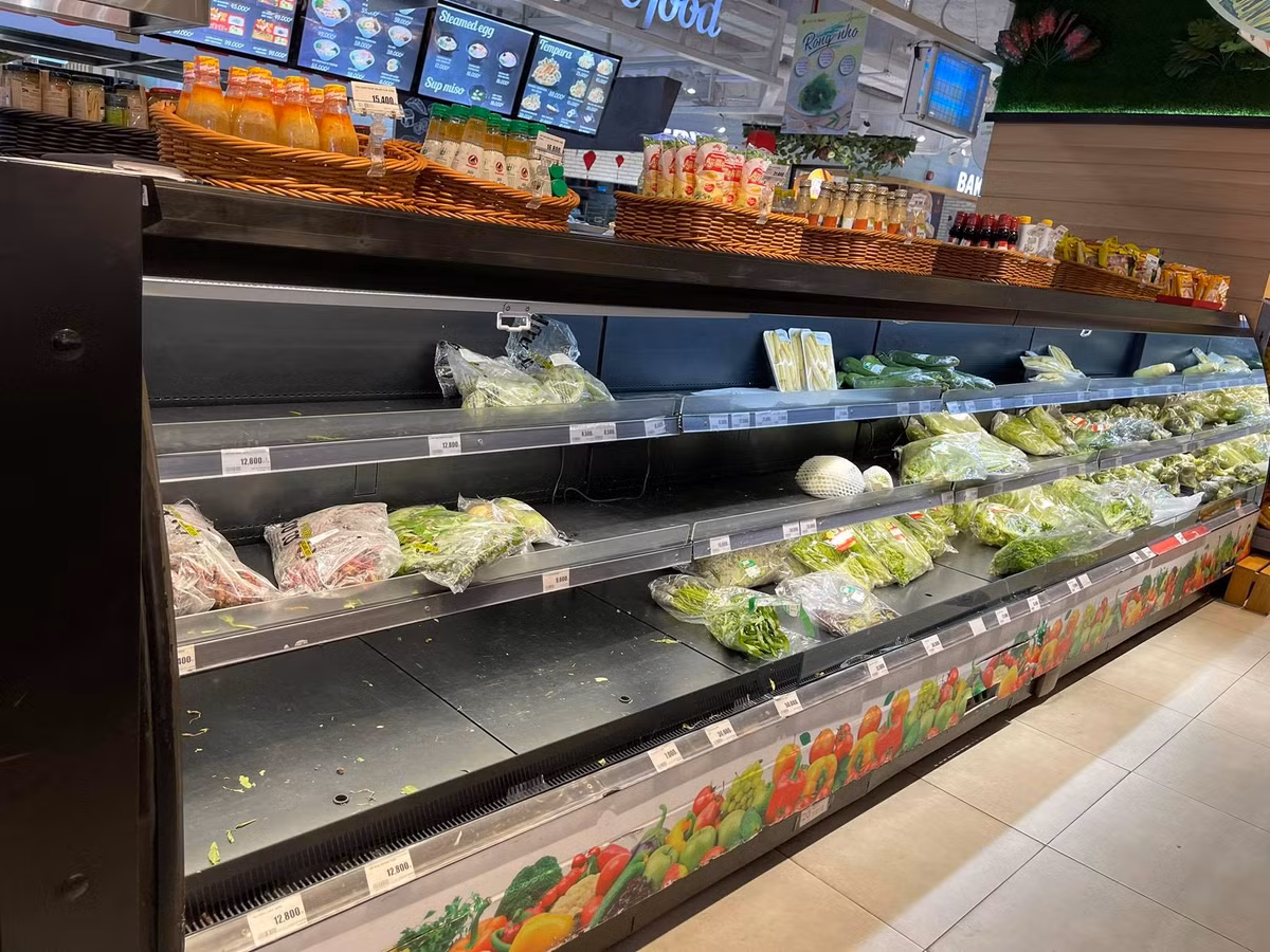 Tại một siêu thị nằm trong trung tâm thương mại trên địa bàn quận Cầu Giấy (Hà Nội), các sản phẩm rau củ quả nhanh chóng được người dân mua sạch.