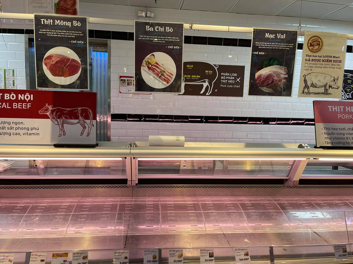 Các tủ lạnh bày thịt đều đã trống trơn.