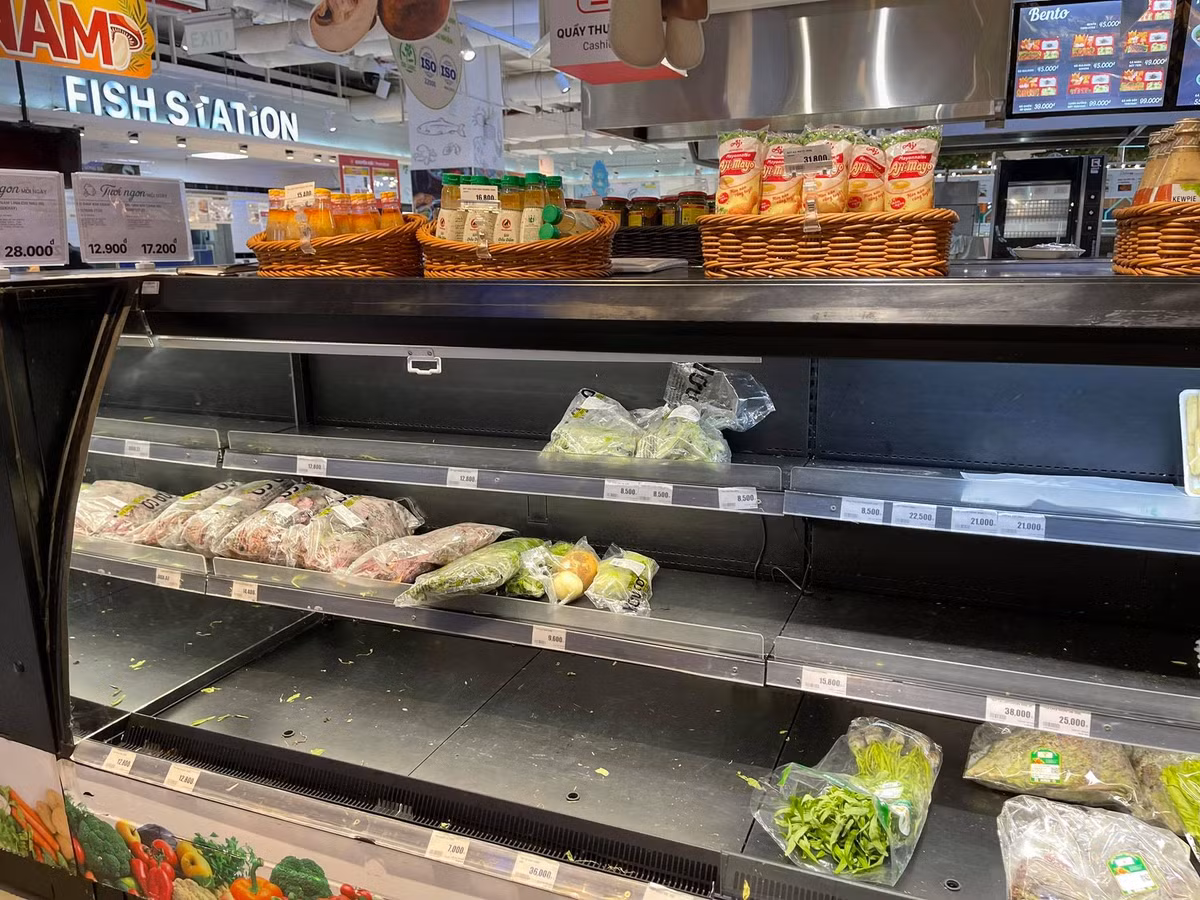 Các mặt hàng thiết yếu như rau, củ, quả cần thiết đều đã hết tại siêu thị này.