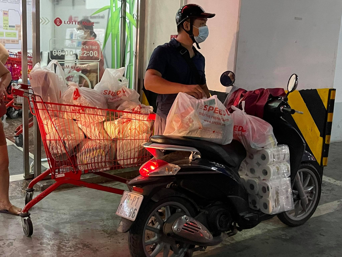 Dân Hà Nội “nô nức” gom trữ thực phẩm.