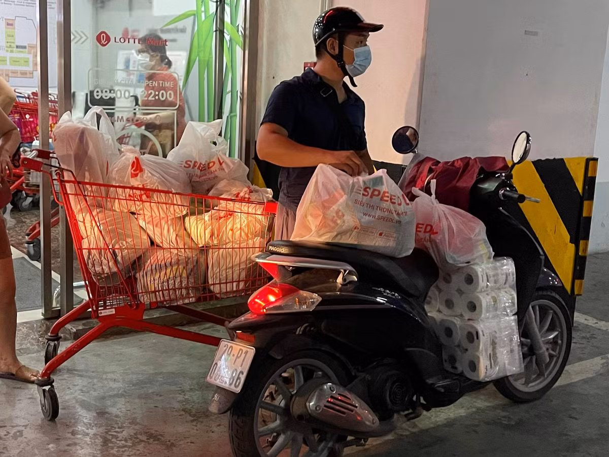 Dân Hà Nội “nô nức” gom trữ thực phẩm.