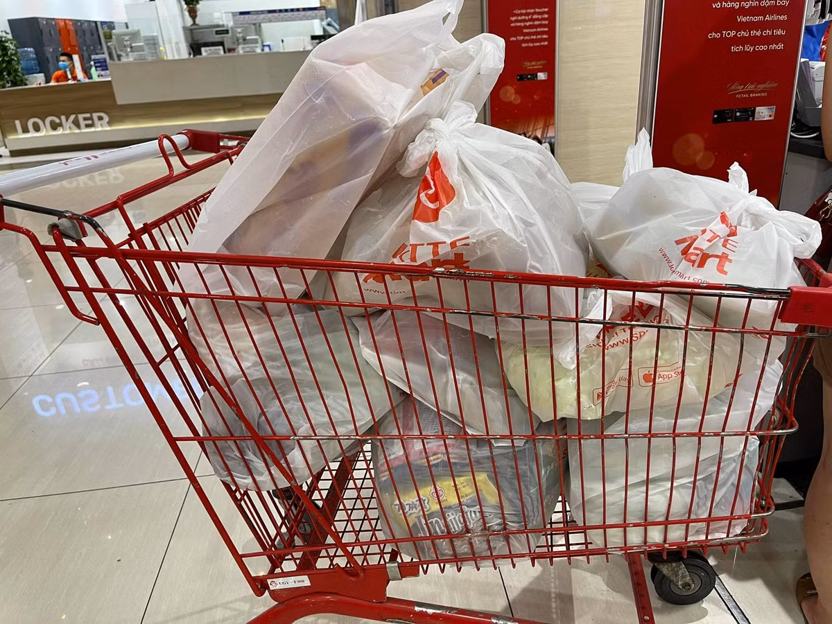Các xe đẩy hàng bên trong siêu thị đầy ắp thực phẩm.