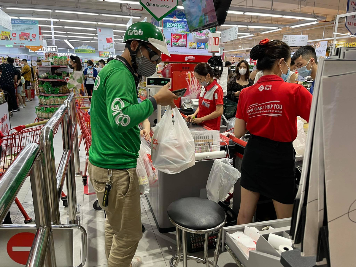 Nhiều người để phòng dịch bệnh cho bản thân và gia đình đã chủ động lựa chọn cách mua hàng trực tuyến của siêu thị.