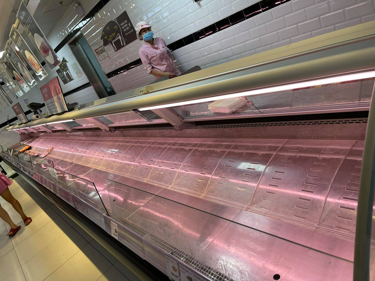 Một số sản phẩm tươi sống như thịt lợn, gà, bò đã không còn.