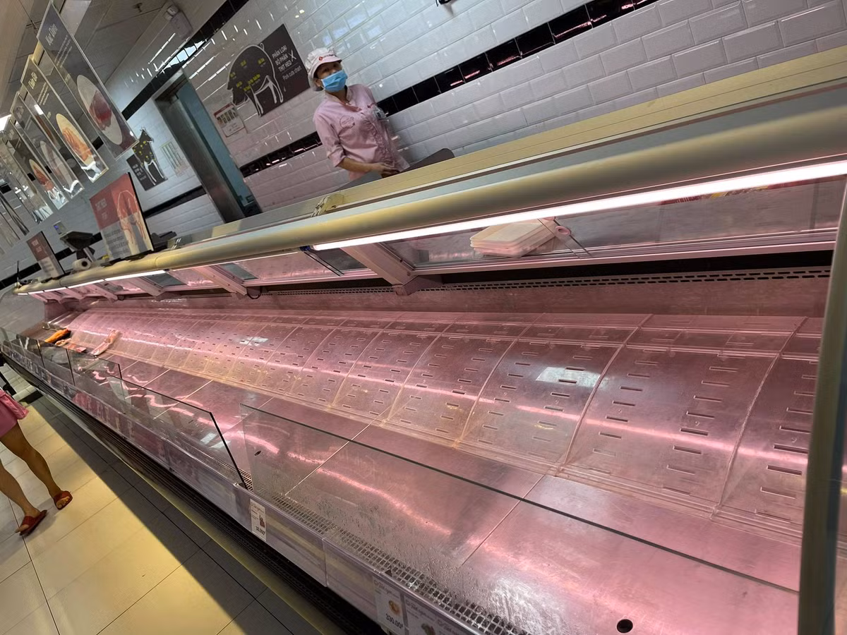 Một số sản phẩm tươi sống như thịt lợn, gà, bò đã không còn.