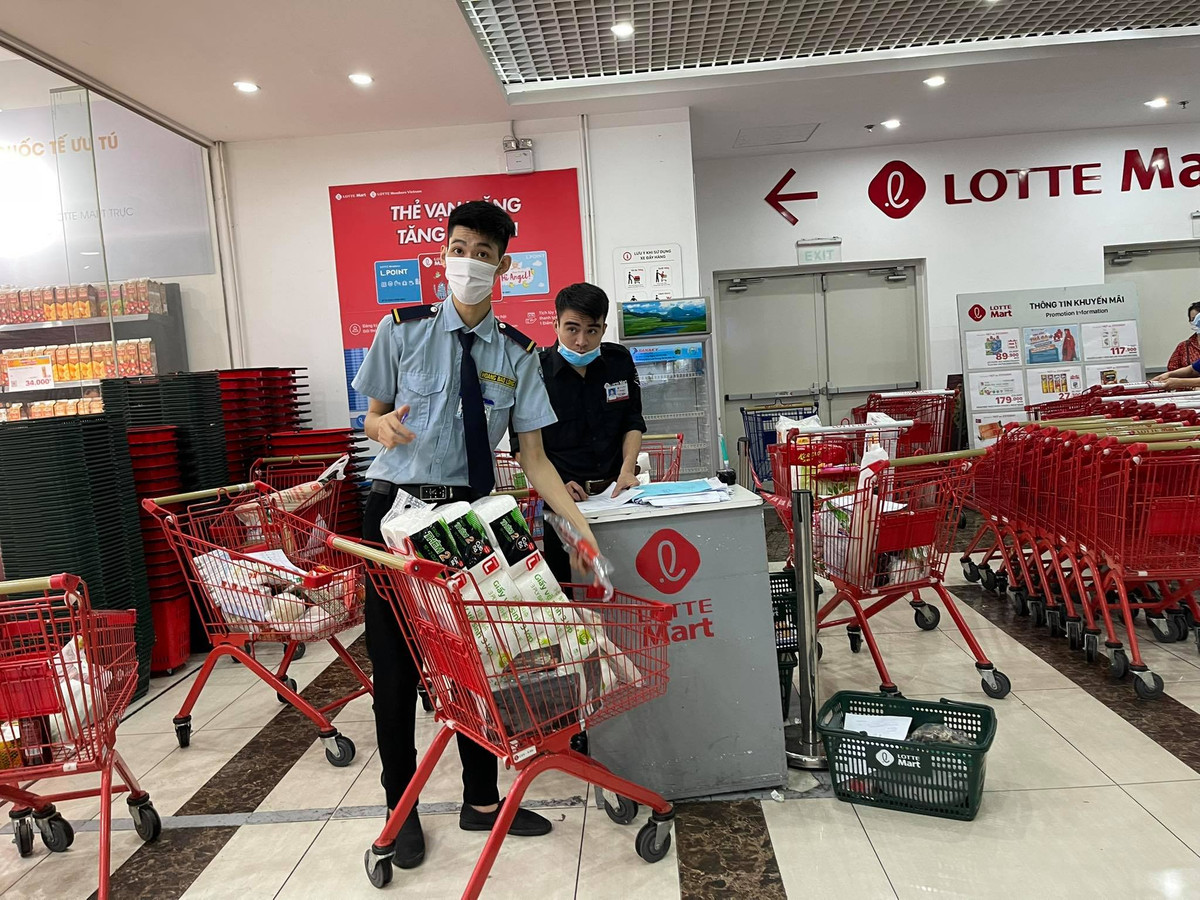 Các nhân viên làm việc tại siêu thị hỗ trợ khách hàng đóng gói, vận chuyển thực phẩm được đặt mua online không ngừng nghỉ.