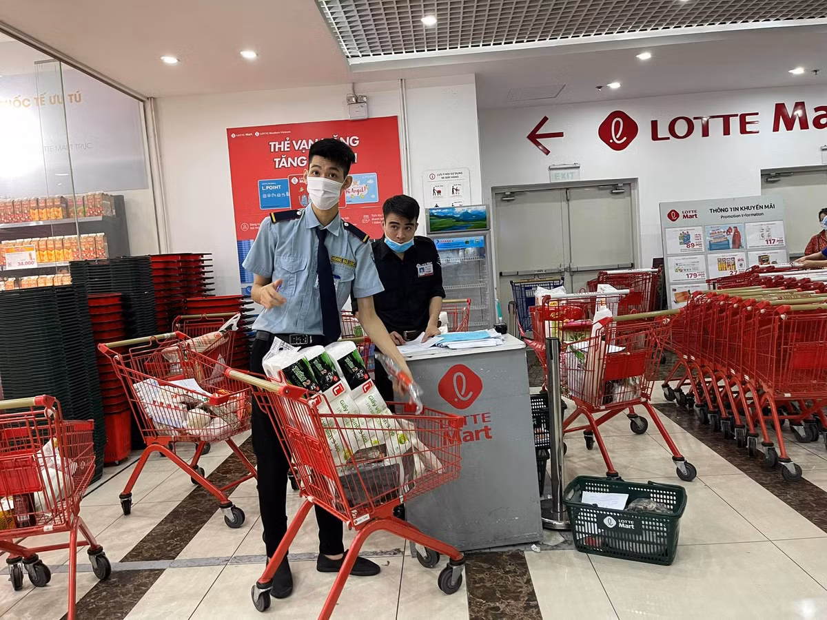 Các nhân viên làm việc tại siêu thị hỗ trợ khách hàng đóng gói, vận chuyển thực phẩm được đặt mua online không ngừng nghỉ.