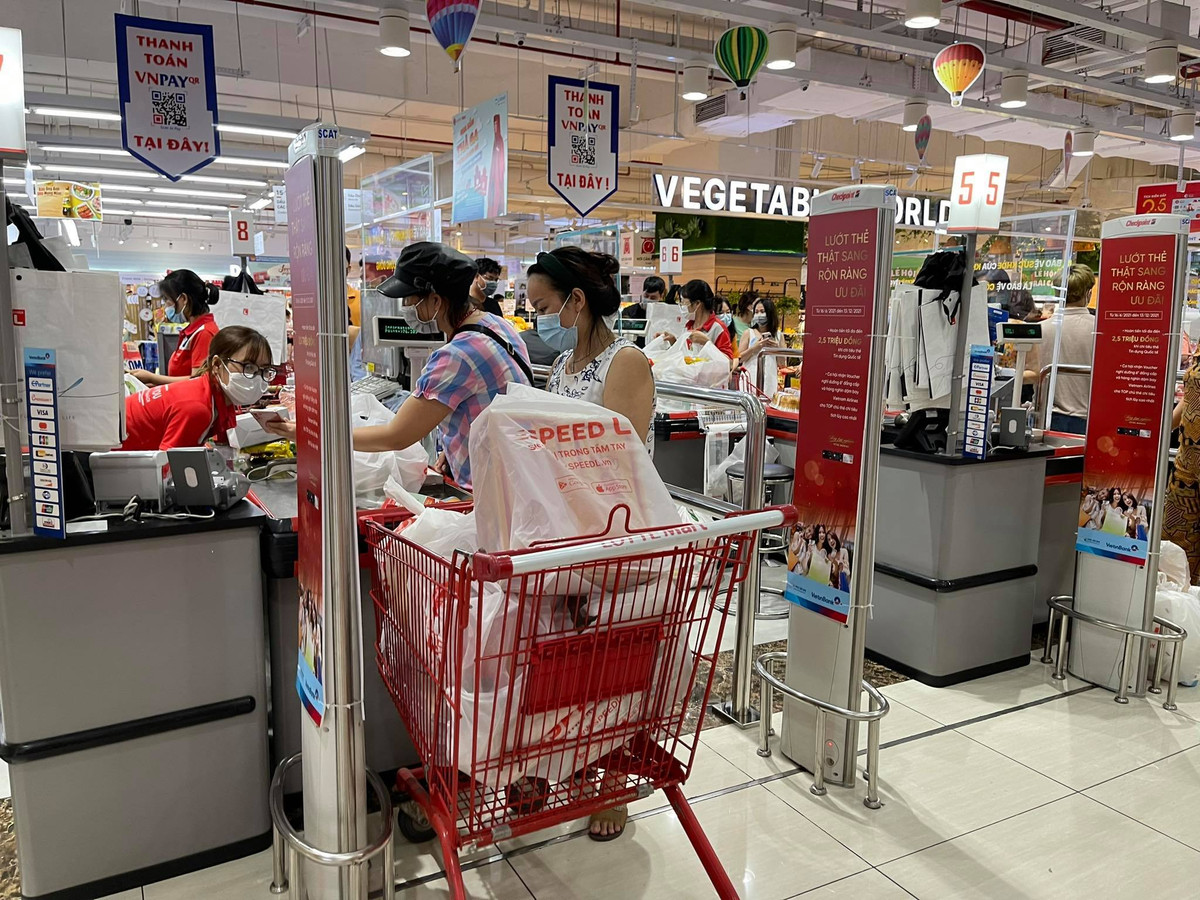 Người dân đi mua sắm tại siêu thị đều đeo khẩu trang để phòng dịch.