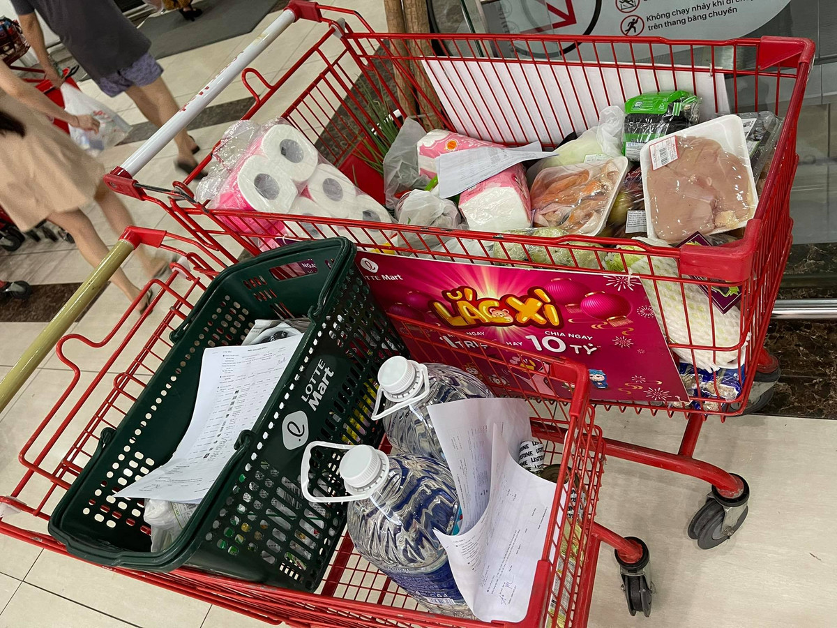 Nhiều người dân còn tập trung mua mì gói, giấy vệ sinh và nước uống.