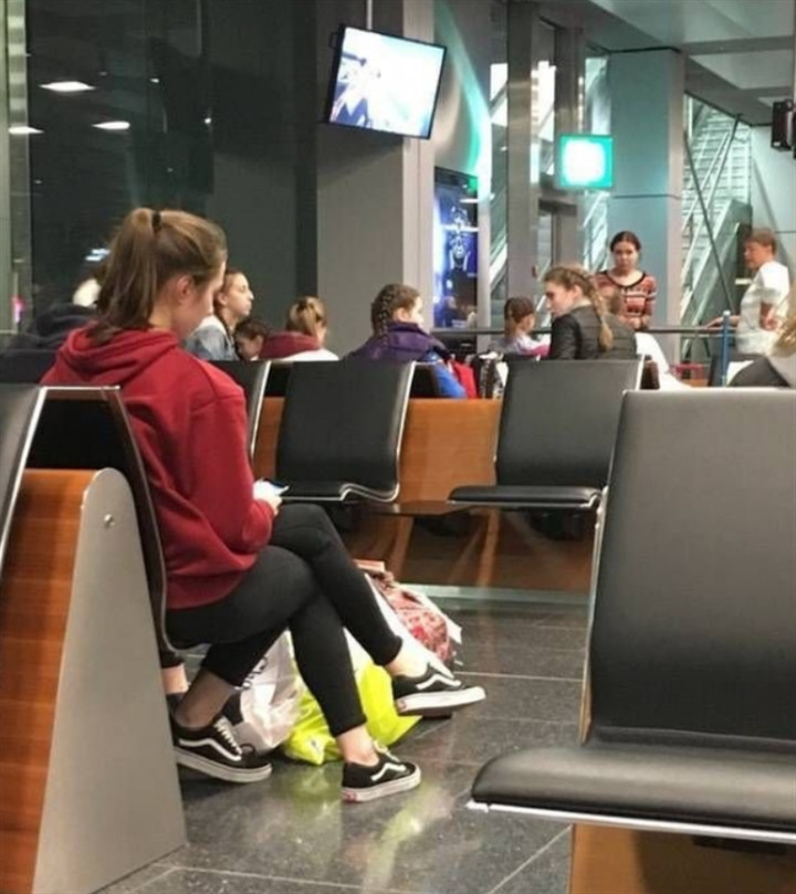 Cô gái này có tới tận 3 chân?