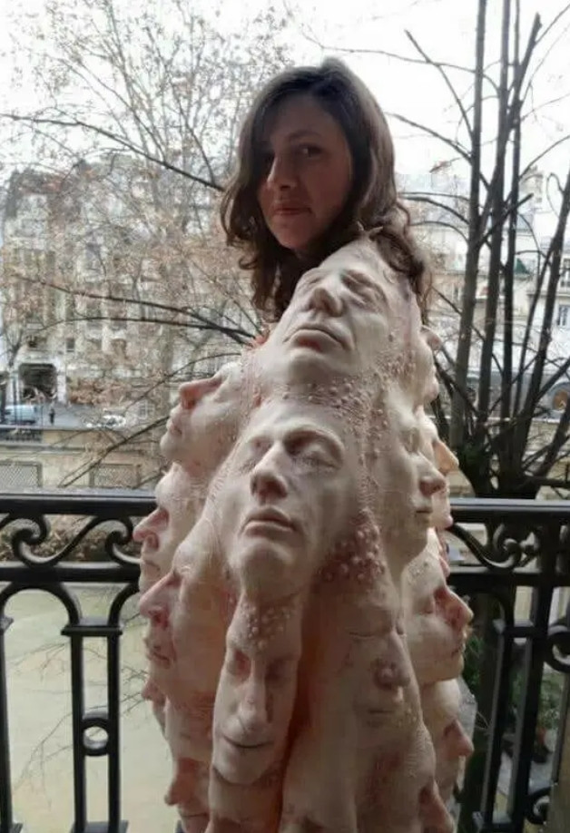 Chiếc áo choàng có tác dụng xua đuổi mọi người xung quanh vì quá kinh dị.