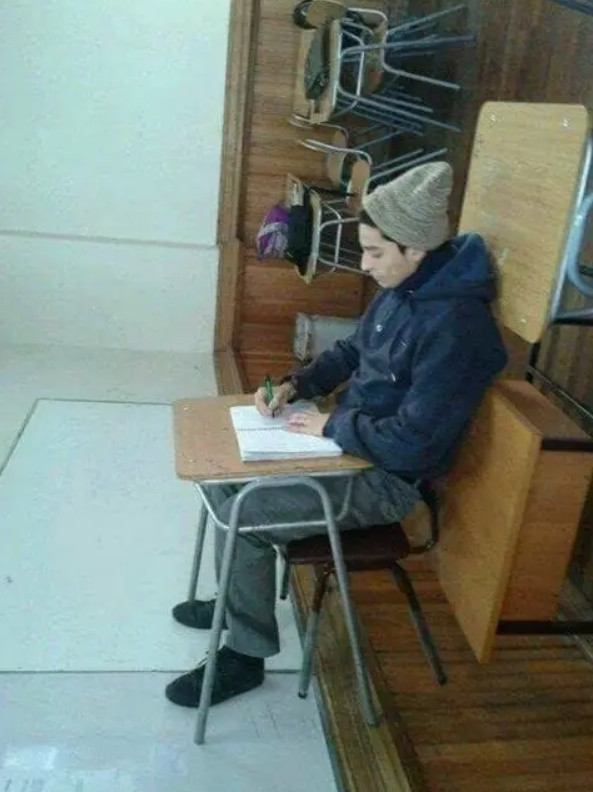 Rốt cuộc chàng trai này đang ngồi hay nằm?