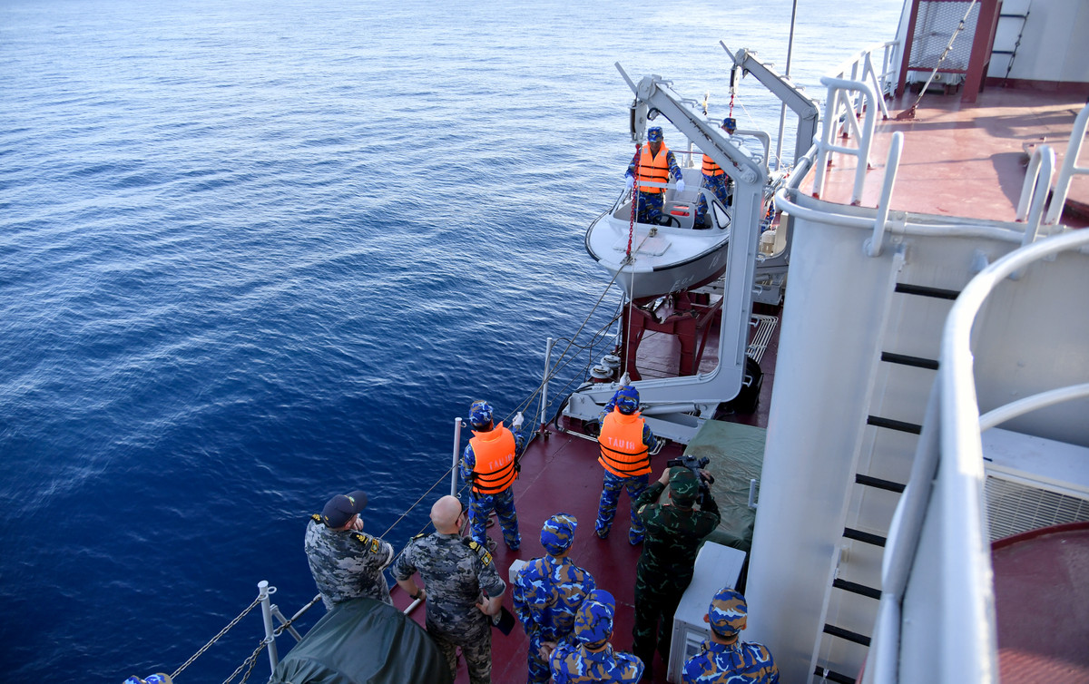 Cán bộ, thủy thủ Tàu 18 luyện tập khoa mục cẩu hạ xuồng.