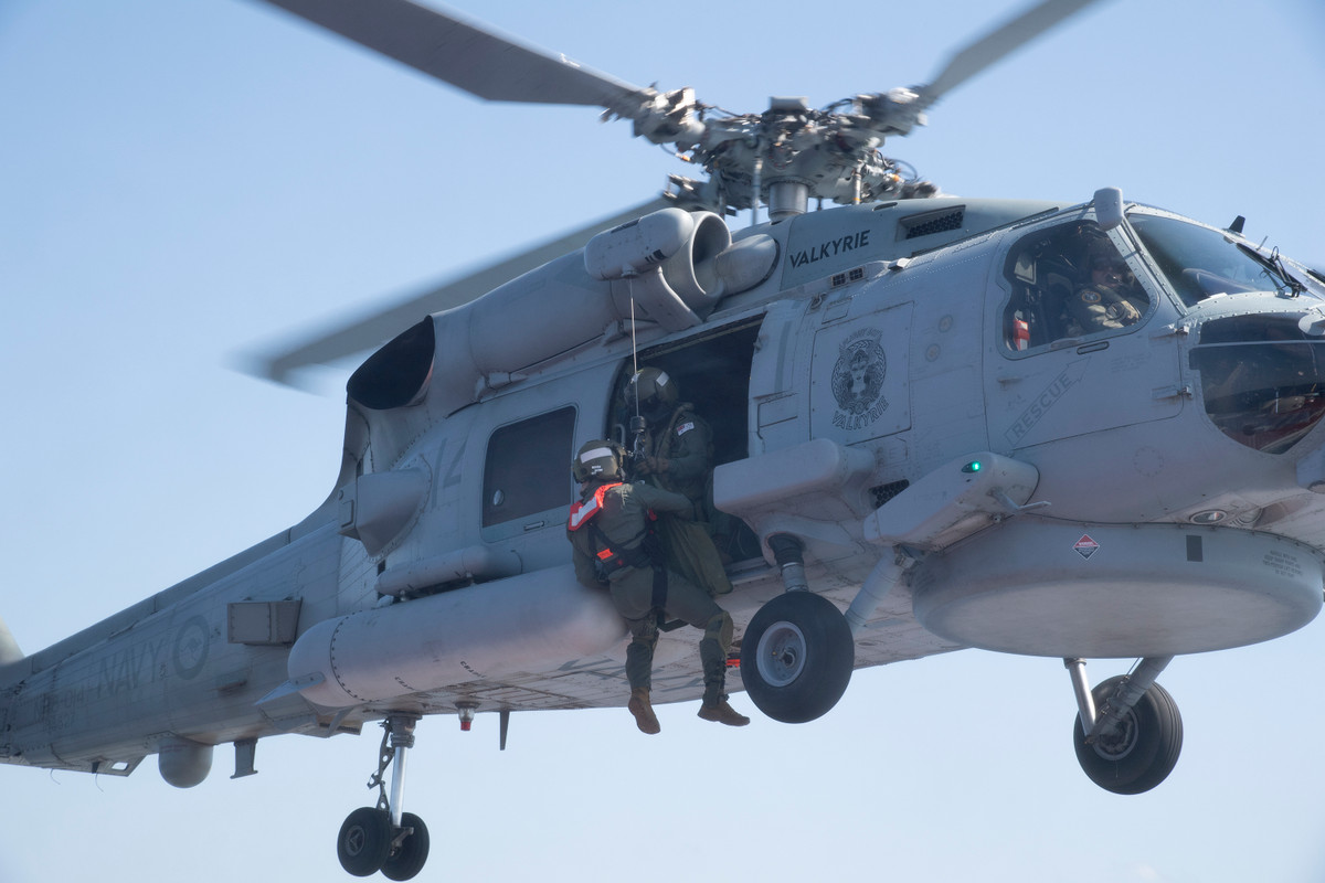 Trực thăng của Không quân Hải quân Australia phối hợp với Tàu 18 của Hải quân Việt Nam luyện tập khoa mục tiếp tế đường không. Trong quá trình diễn tập, Ban tổ chức đã bố trí nhóm sĩ quan tham mưu của hải quân các nước sang các tàu của nhau để tham quan, giao lưu, trao đổi, học tập kinh nghiệm.