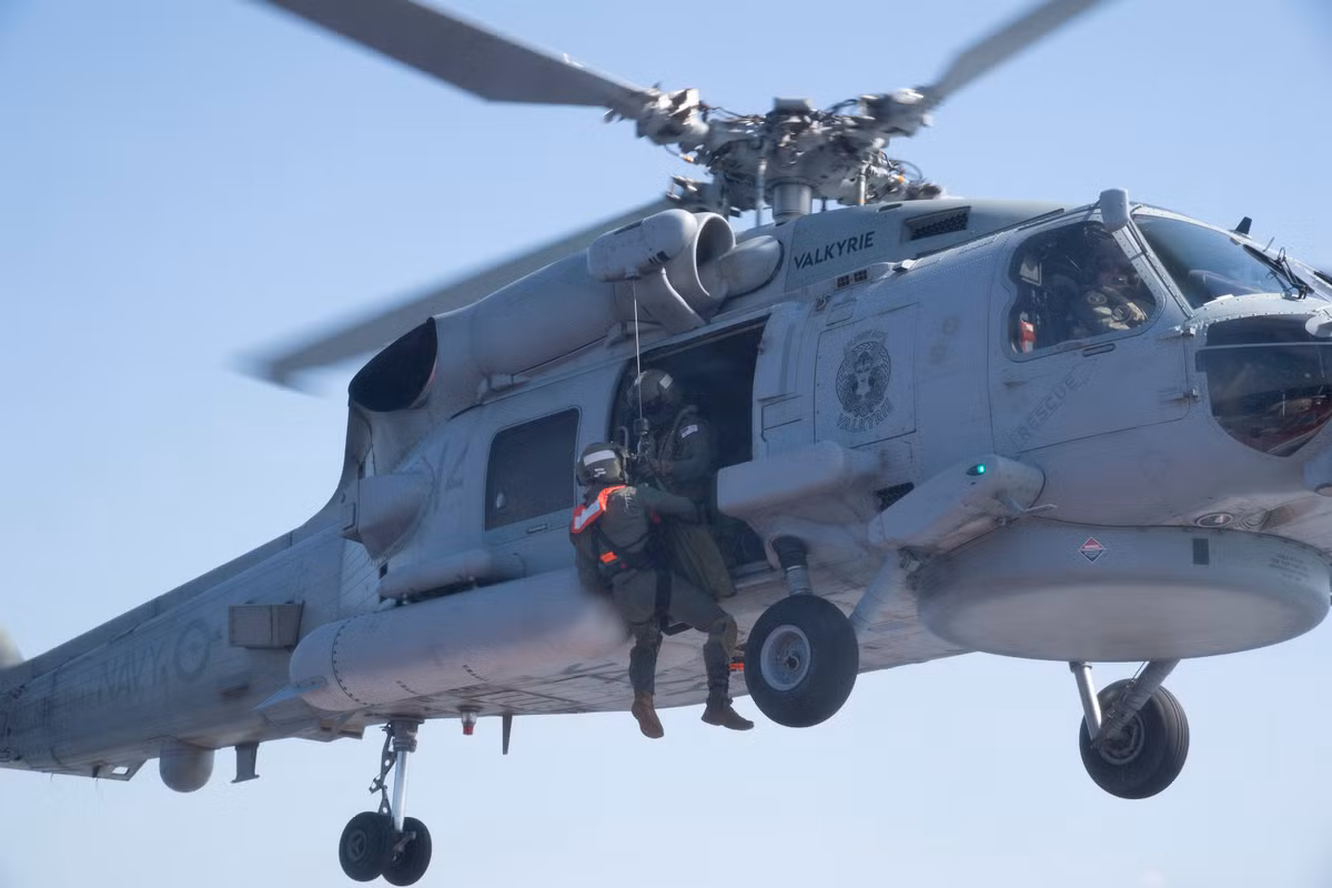 Trực thăng của Không quân Hải quân Australia phối hợp với Tàu 18 của Hải quân Việt Nam luyện tập khoa mục tiếp tế đường không. Trong quá trình diễn tập, Ban tổ chức đã bố trí nhóm sĩ quan tham mưu của hải quân các nước sang các tàu của nhau để tham quan, giao lưu, trao đổi, học tập kinh nghiệm.