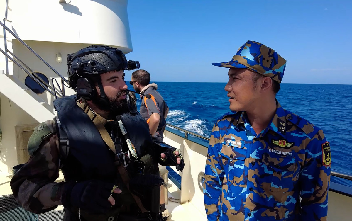 Sĩ quan Hải quân Việt Nam và Hải quân Australia trao đổi về các bước xử lý khi tiếp cận tàu lạ trên biển.