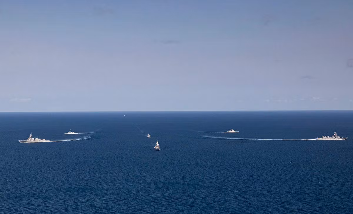 Tàu 18 của Hải quân Việt Nam cùng tàu hải quân các nước tham gia Kakadu 2024 thực hiện khoa mục vận động đội hình chụp ảnh từ trên cao. Các khoa mục huấn luyện trên biển thành công đã khép lại những hoạt động chính trong khuôn khổ Diễn tập Kakadu 2024. Thành công này có sự đóng góp tích cực của Hải quân Nhân dân Việt Nam, để lại ấn tượng tốt đẹp với nước chủ nhà Australia và bạn bè quốc tế.