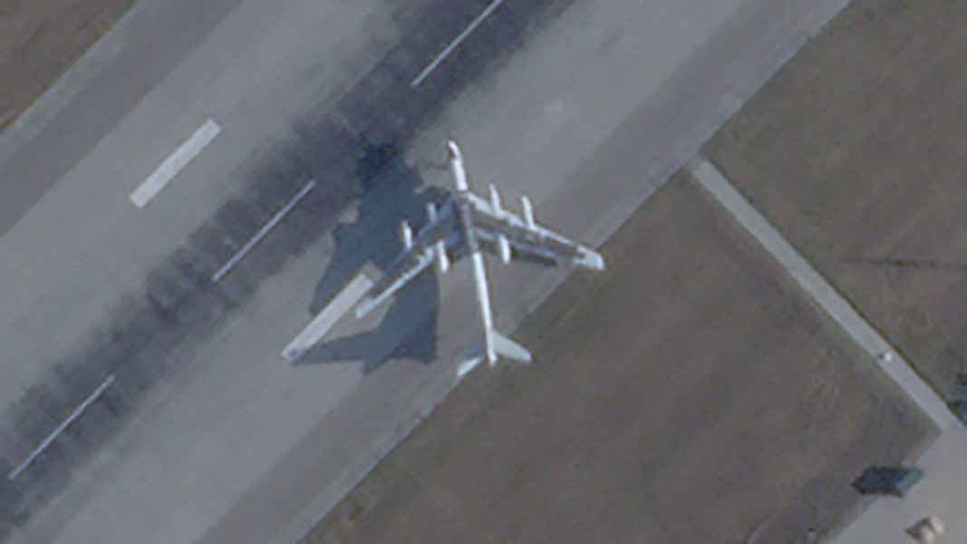 Lần đầu tiên người ta thấy Nga sử dụng lốp xe để giúp bảo vệ máy bay ném bom Tu-95 và Tu-160 tại Căn cứ Không quân Engels-2 khỏi bị tấn công vào mùa thu năm 2023.