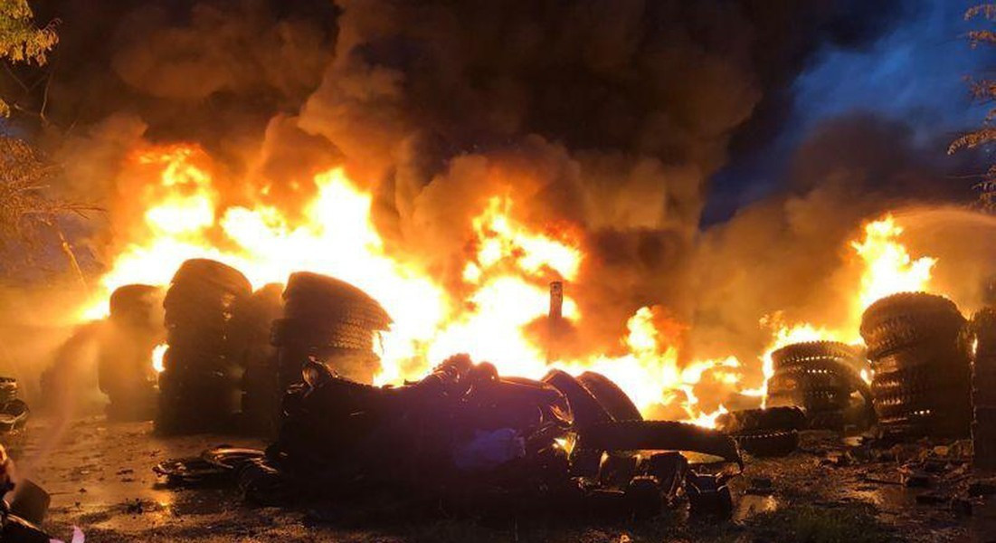 Ngoài ra, còn có nguy cơ lốp xe có thể bốc cháy, gây nguy hiểm cho máy bay. Nhìn chung, việc đặt lốp ô tô trên cánh máy bay để phòng thủ là phương cách sáng tạo, dễ thực hiện.