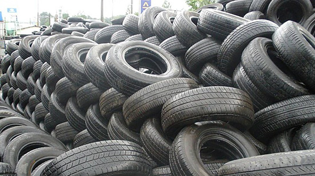 Lốp xe được làm bằng cao su có độ đàn hồi cao. Khi UAV tự sát va chạm với lốp xe, cao su sẽ hấp thụ năng lượng va chạm, làm giảm lực truyền tới máy bay. Điều này có thể giúp ngăn ngừa hư hỏng cánh và các bộ phận quan trọng khác của máy bay.