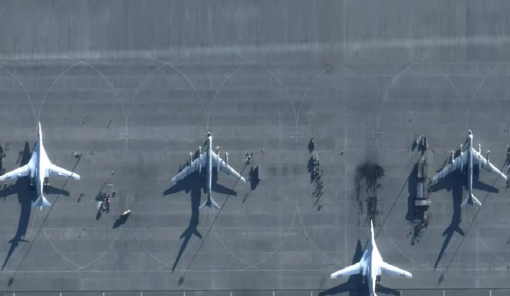 Điều này diễn ra sau nhiều cuộc tấn công bằng máy bay không người lái kamikaze tầm xa của Ukraine vào căn cứ này, nằm cách biên giới với Ukraine khoảng 300 dặm. Hình ảnh về các loại máy bay khác của Nga được phủ lốp xe sau đó đã xuất hiện.