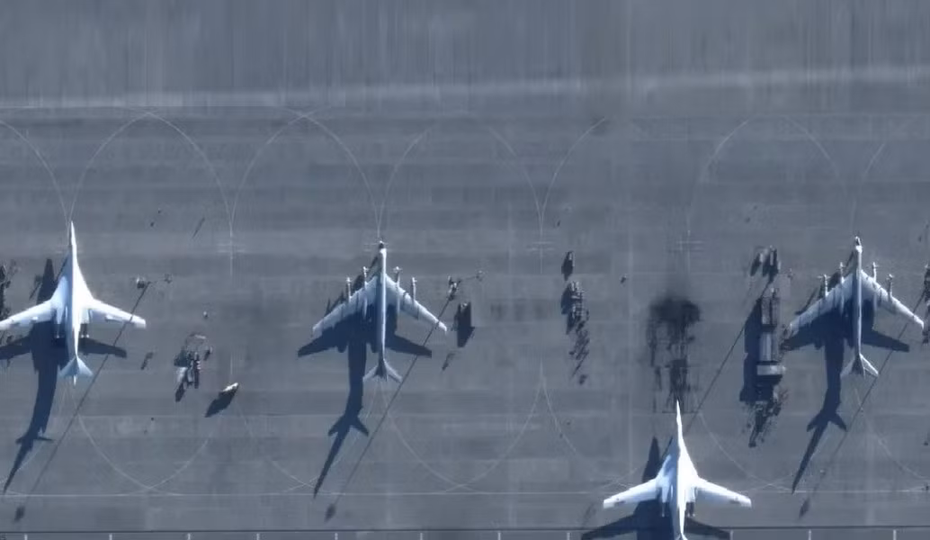 Điều này diễn ra sau nhiều cuộc tấn công bằng máy bay không người lái kamikaze tầm xa của Ukraine vào căn cứ này, nằm cách biên giới với Ukraine khoảng 300 dặm. Hình ảnh về các loại máy bay khác của Nga được phủ lốp xe sau đó đã xuất hiện.