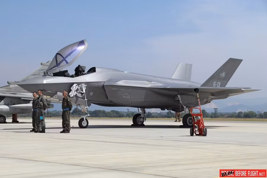 Khoảng một tháng sau khi làm nhiệm vụ, một chiếc F-35A của Ý được giao nhiệm vụ tuần tra trên không phận Biển Baltic. Khi đang thực hiện chuyến tuần tra định kỳ, nó đã bị tiêm kích Su-30SM Nga chặn lại, trong đó sự việc đáng quan tâm đã diễn ra.