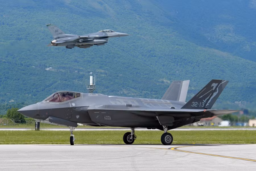 Theo thông báo, chiến đấu cơ F-35 của Ý được cho là đã đến quá gần máy bay vận tải An-12 của Nga và phản ứng đáp trả đã đến gần như ngay lập tức khi Không quân Nga tăng viện tiêm kích Su-30SM.