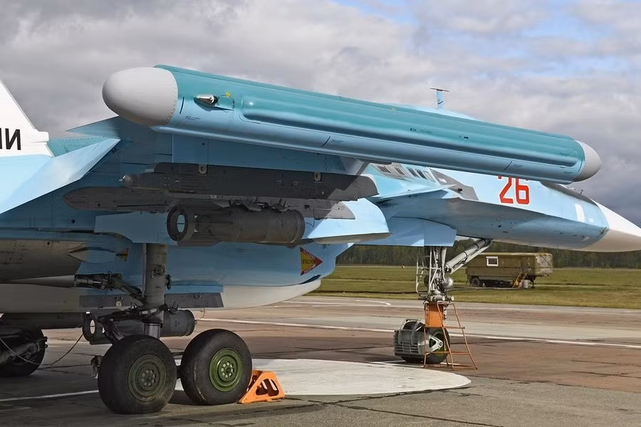 Khi tiêm kích Su-30SM của Nga tiếp cận chiếc F-35 ở cự ly tối thiểu cho phép, phi công Ý đã cố gắng tạo khoảng cách an toàn nhằm thoát khỏi ảnh hưởng của hệ thống tác chiến điện tử đối phương.