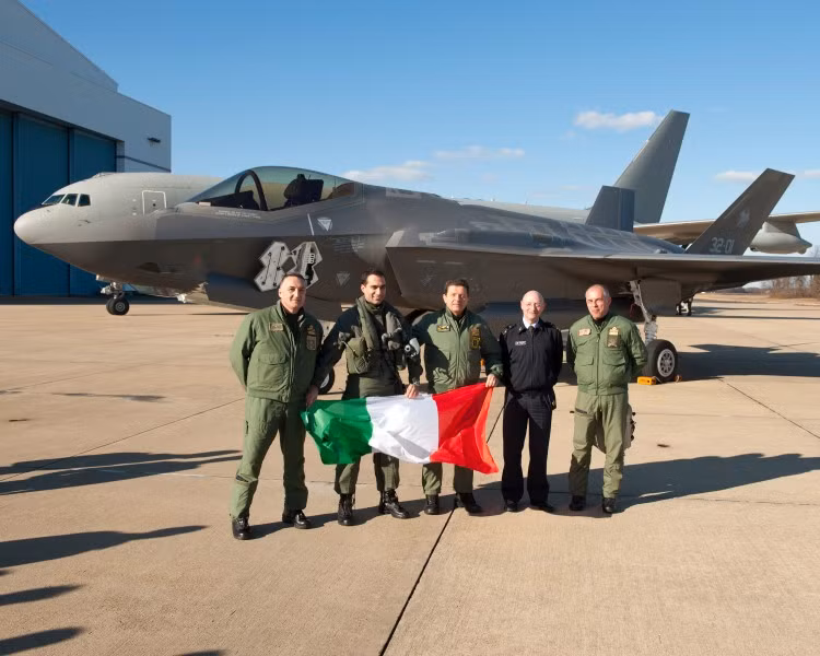  Tiêm kích F-35 Lightning II thuộc biên chế Không quân Ý khi tham gia nhiệm vụ kiểm soát trên không của NATO tại khu vực biển Baltic đã gặp phải một vấn đề rất nghiêm trọng.