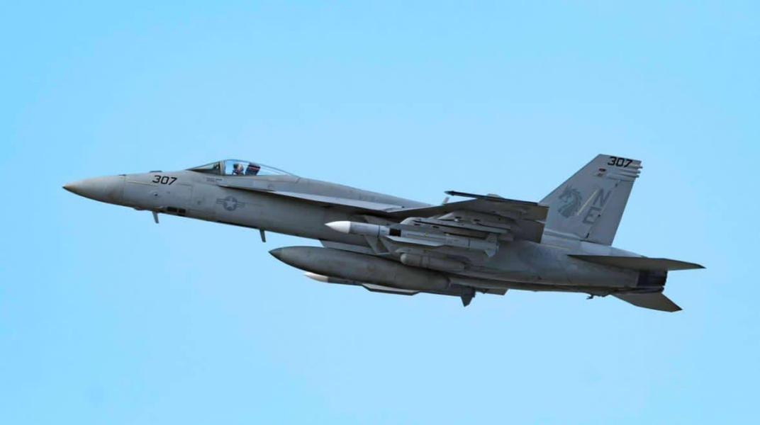 Nhìn từ bên ngoài, có cảm giác máy bay đang được "trang bị vũ khí đến tận răng" để làm nhiệm vụ đặc biệt, nhưng thực chất lại là một cuộc kiểm tra về trọng lượng, kích thước và các đặc tính khí động học.