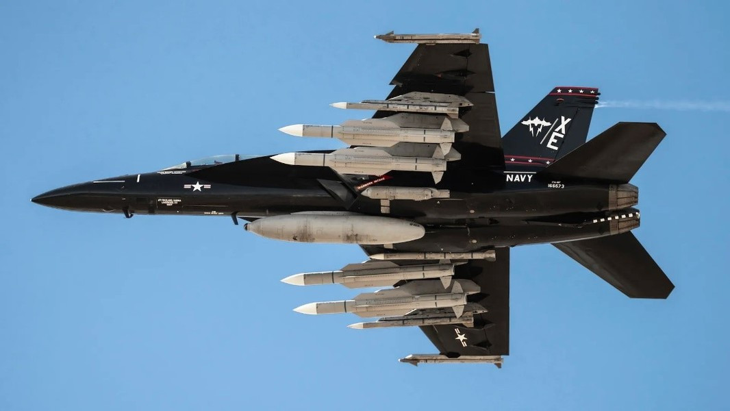 Biến thể mới nhận ký hiệu AIM-174, ngoài tầm xa lớn thì nó vẫn giữ lại khả năng chống mục tiêu đạn đạo như thiết kế, tức là mở rộng đáng kể vai trò của chiến đấu cơ cất cánh từ hàng không mẫu hạm.