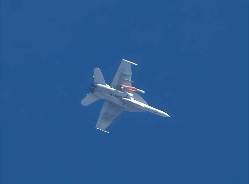 Bên cạnh đó, dễ dàng nhận thấy chiếc Super Hornet mang tải trọng chiến đấu chưa từng thấy, bao gồm 4 tên lửa thử nghiệm AIM-174, 3 tên lửa tầm trung AIM-120 AMRAAM và 2 tên lửa tầm ngắn AIM-9X.