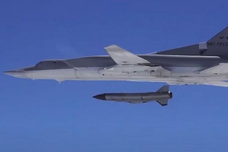 Tốc độ hành trình của Kh-32 đạt tới 4.000 km/h, vận tốc nước rút khi tiếp cận mục tiêu lên tới 5.400 km/h. Sau khi rời máy bay, tên lửa sẽ leo lên tới trần bay 40 km, từ độ cao đó nó sẽ bổ thẳng xuống mục tiêu với một góc tấn lớn.