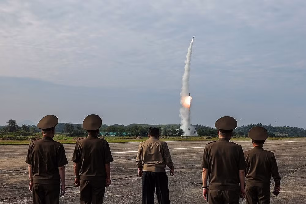 Theo đó, ngày 19/9, Hãng thông tấn trung ương Triều Tiên (KCNA) đưa tin, Chủ tịch Triều Tiên Kim Jong-un ngày 18/9 đã trực tiếp chỉ đạo cuộc thử nghiệm tên lửa đạn đạo chiến thuật thế hệ mới Hwasongpho-11-Da-4.5 có khả năng mang đầu đạn thông thường siêu lớn với “sức công phá khủng khiếp”.
