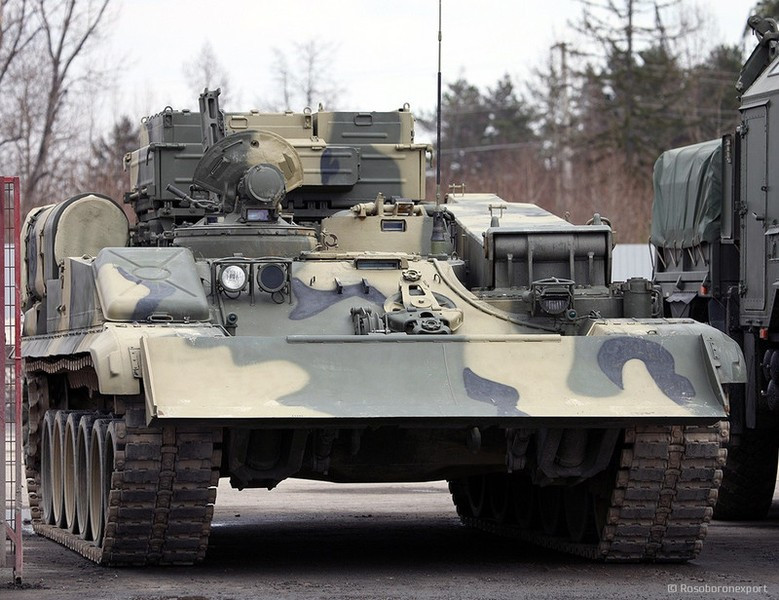 Động cơ của BREM-1M vẫn là loại diesel tăng áp V-92S2 làm mát bằng chất lỏng với công suất máy 1.000 mã lực, đây cũng là loại lắp cho T-90A và T-90S đời đầu.